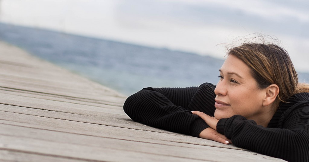 portræt af Lenra Simonsen, billedbehandling, photoshoot på strand, smuk kvinde i balance, Zenani